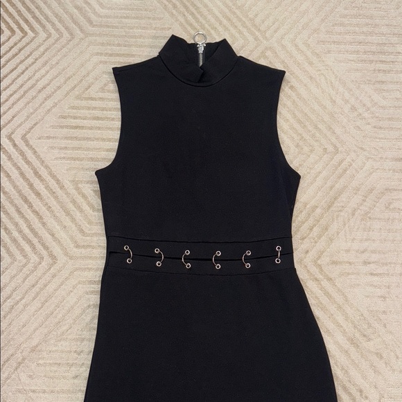 H&M bodycon ring dress
worn once 
size 4 - Picture 2 of 2